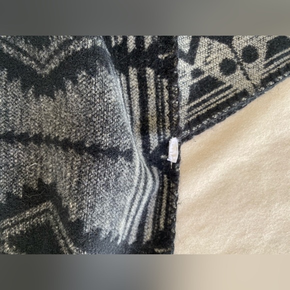 Loft Ann Taylor Tribal Geometric Patterned Black Grey Faux Fur OSFM Cape - Picture 5 of 6